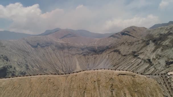 Bergslandskap med en aktiv vulkan — Stockvideo