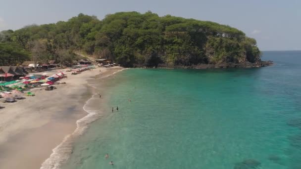 Tropik bir tatil beldesinde kumlu bir sahil — Stok video