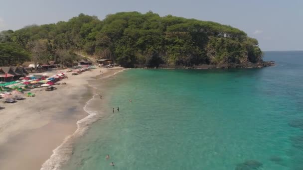 Praia arenosa em um resort tropical — Vídeo de Stock