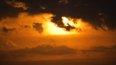 Gökyüzünde turuncu güneş