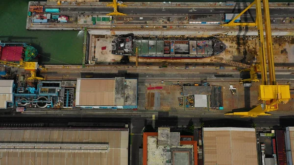 Cargo and passenger seaport in surabaya, java, indonesia — Stock Photo, Image