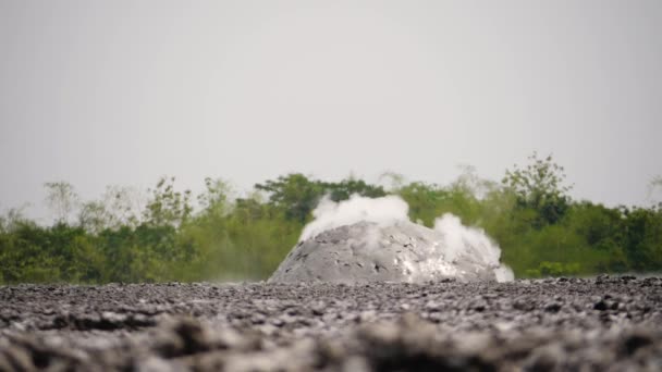 volcan de boue avec éclatement bulle bledug kuwu. plateau volcanique avec activité géothermique et geysers, ralenti Indonésie java. paysage volcanique