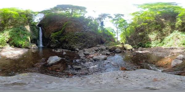 Güzel tropik şelale. vr360 Bali, Endonezya.