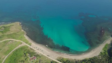 Plaj ve deniz manzaralı bir deniz manzarası. Filipinler, Luzon.