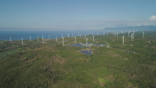 Solarpark mit Windrädern. Philippinen, Luzon — Stockvideo