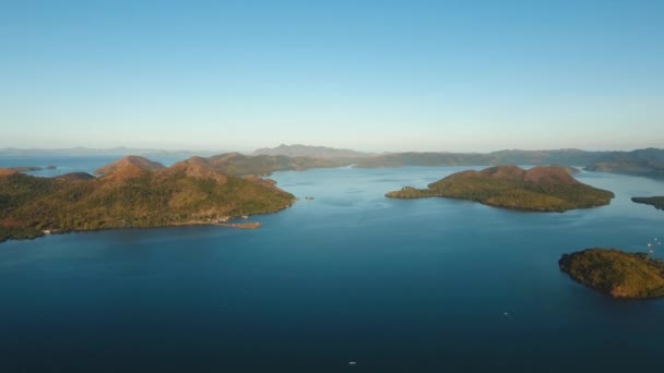 Paisaje marino matutino, montañas, océano — Vídeo de stock