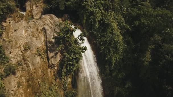 Водоспад у горах . — стокове відео