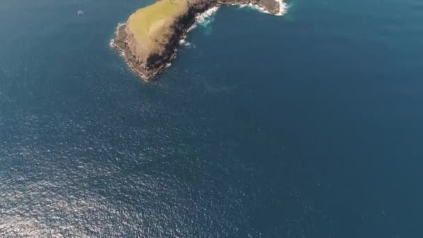 Isla rocosa en el océano. — Vídeo de stock