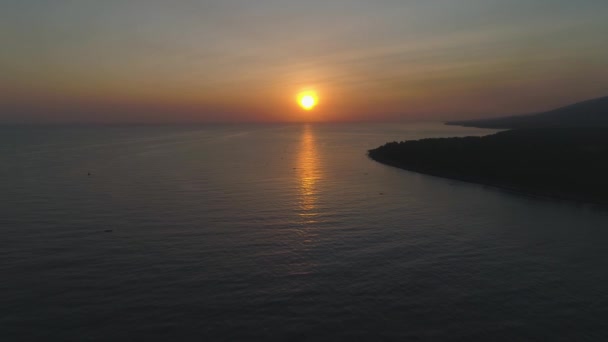 Salida del sol sobre el mar — Vídeos de Stock