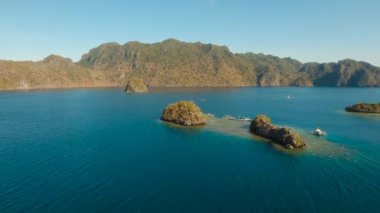 Hava manzaralı tropikal göl, deniz, sahil. Tropikal ada. Busuanga, Palawan, Filipinler.