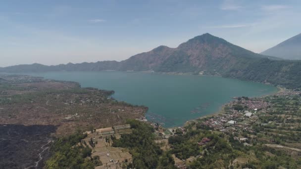 Górski krajobraz jezioro i wulkan Batur — Wideo stockowe