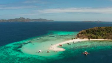 Kumlu plajlı tropik ada, Filipinler, Palawan