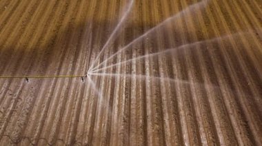 Tarım arazisindeki sulama sistemi.