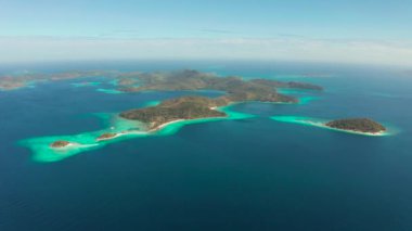 Kumlu plajlı tropik ada, Filipinler, Palawan
