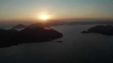 Deniz ve adalar üzerinde gün batımı. Filipinler, Palawan