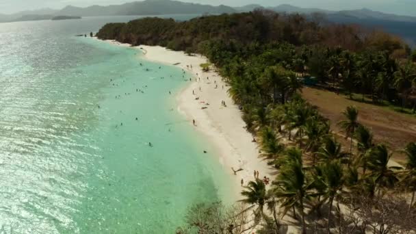 Piccola isola torpica con spiaggia di sabbia bianca, vista dall'alto. — Video Stock