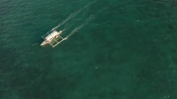 Barco a motor filipino na superfície da água — Vídeo de Stock