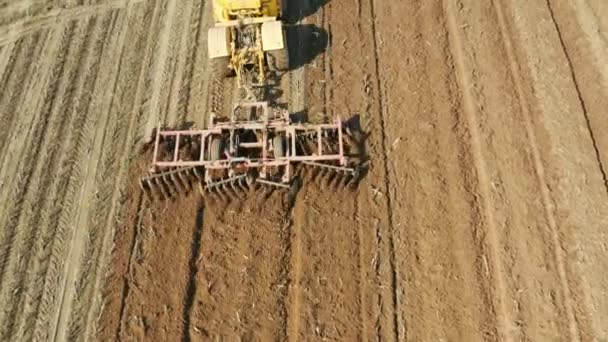 Tractor met schijveneggen op de landbouwgrond — Stockvideo