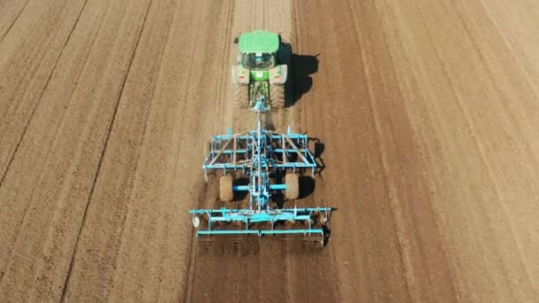 Tractor con gradas de disco en las tierras de cultivo — Vídeos de Stock