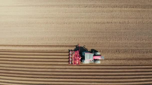 Çiftlik arazisinde diski olan traktör. — Stok video