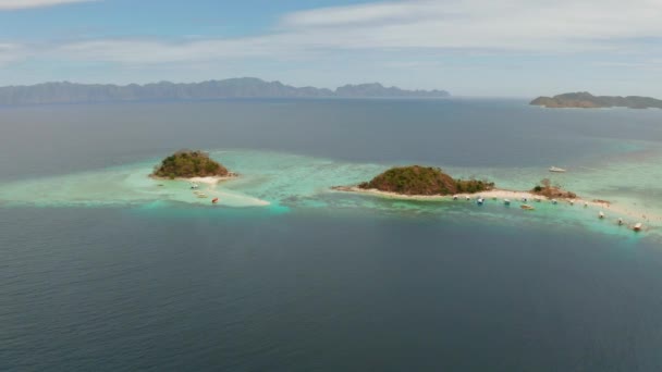 Liten torpisk ö med en vit sandstrand, utsikt över havet. — Stockvideo