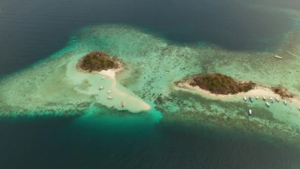 Petite île torpique avec une plage de sable blanc, vue sur le dessus. — Video