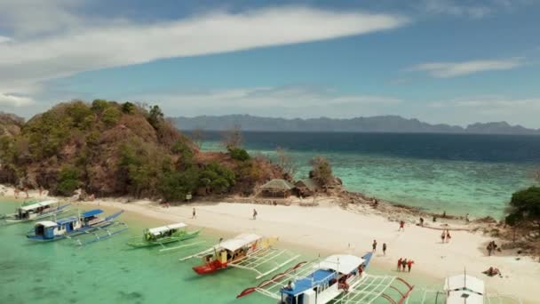 Pequeña isla tórpica con una playa de arena blanca, vista superior. — Vídeos de Stock