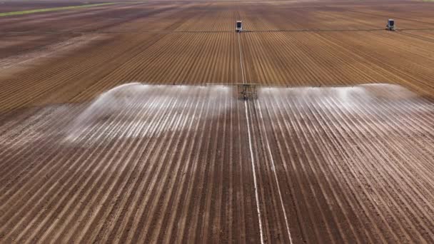 Irrigatiesysteem voor landbouwgrond. — Stockvideo