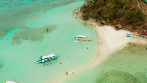 Pequeña isla tórpica con una playa de arena blanca, vista superior. — Vídeos de Stock