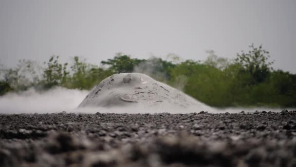 Bahenní sopka Bledug Kuwu, Indonésie — Stock video