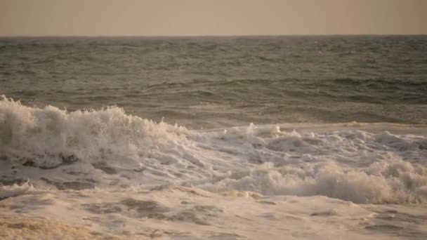 Océano con grandes olas — Vídeo de stock