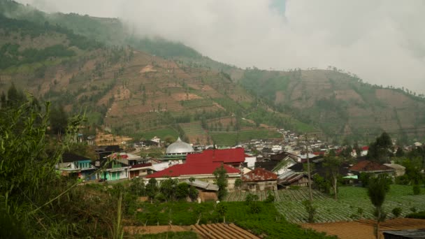 Montaña paisaje tierras agrícolas y aldea Java Indonesia — Vídeo de stock