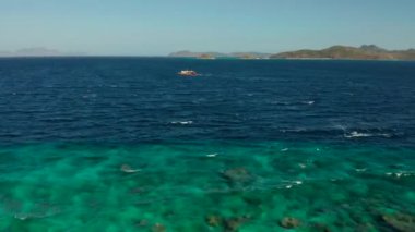 Filipin motorlu teknesi su yüzeyinde