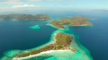 Kumlu plajlı tropik ada, Filipinler, Palawan