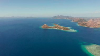 Kumlu plajlı tropik ada, Filipinler, Palawan