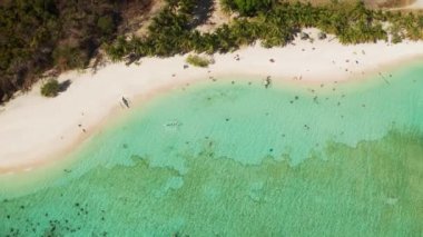 Beyaz kumlu sahili olan küçük bir Torpikal ada..