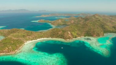 Kumlu plajlı tropik ada, Filipinler, Palawan