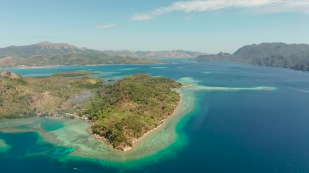 Kumlu plajlı tropik ada, Filipinler, Palawan — Stok video