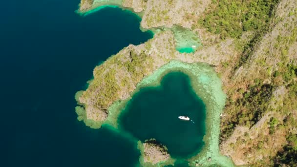 Paisaje marino con lagunas y agua turquesa — Vídeos de Stock