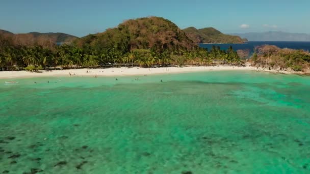 Torpický ostrov s bílou písečnou pláží, výhled shora. — Stock video