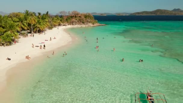 Ilha tórpica com praia de areia branca, vista superior. — Vídeo de Stock