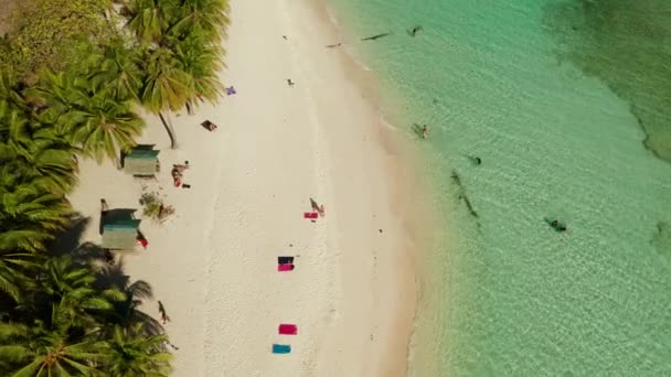 Ilha tórpica com praia de areia branca, vista superior. — Vídeo de Stock