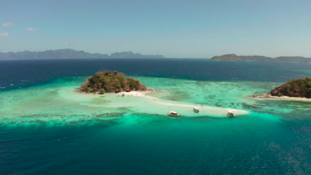 Pequeña isla tórpica con una playa de arena blanca, vista superior. — Vídeos de Stock