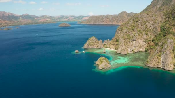 Meereslandschaft mit Lagunen und türkisfarbenem Wasser — Stockvideo