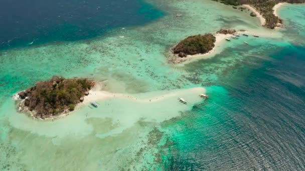 Petite île torpique avec une plage de sable blanc, vue sur le dessus. — Video