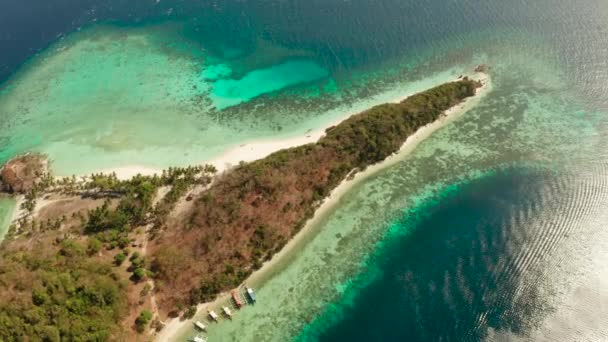 Isola torpica con spiaggia di sabbia bianca, vista dall'alto. — Video Stock