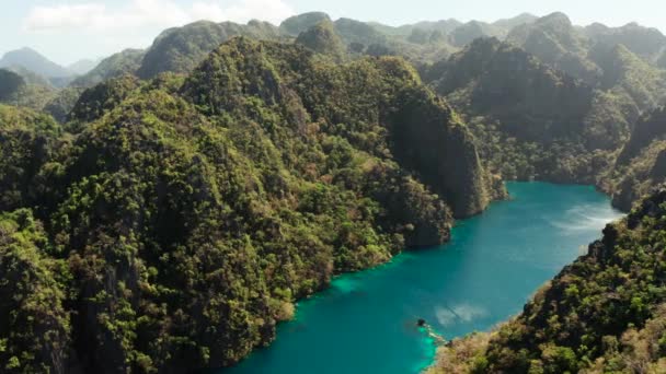 Hegyi tó Kayangan trópusi szigeten, Fülöp-szigetek, Coron, Palawan. — Stock videók