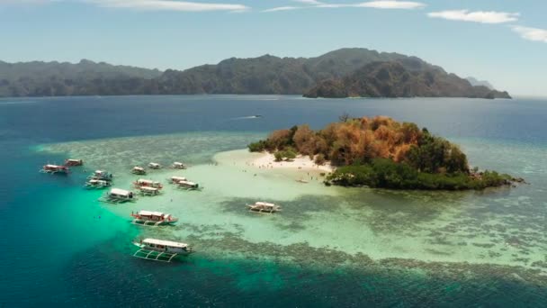 Piccola isola torpica con spiaggia di sabbia bianca, vista dall'alto. — Video Stock