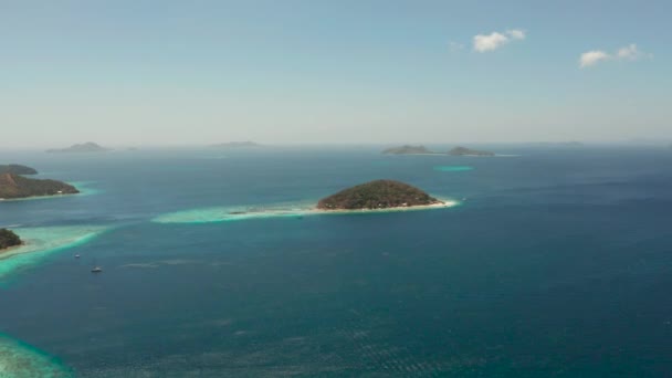 Liten torpisk ö med en vit sandstrand, utsikt över havet. — Stockvideo
