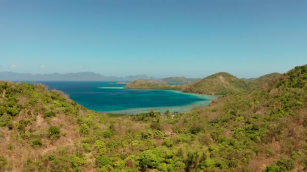 Trópusi sziget homokos stranddal, Fülöp-szigetek, Palawan — Stock videók